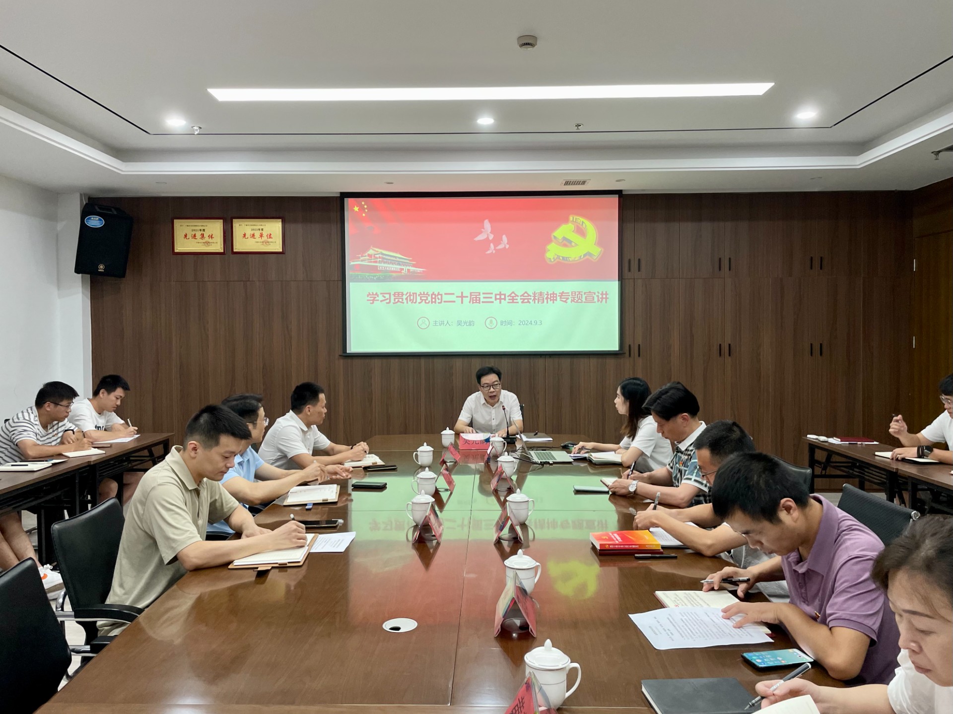 市交投集團(tuán)領(lǐng)導(dǎo)深入市交投物流集團(tuán)市交投勘察設(shè)計(jì)公司開展聯(lián)系點(diǎn)工作，葉嵐清拍攝1.jpg